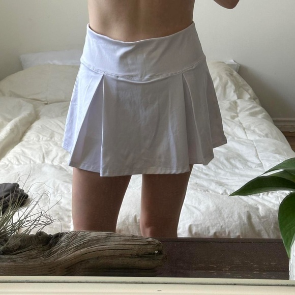 White tennis skirt with built-in shorts - Picture 7 of 8